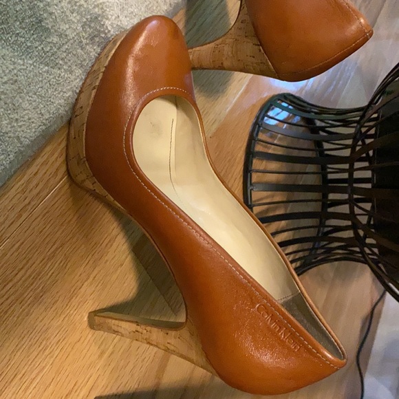Ladies Camel Calvin Klein Pumps w/ Cork Heel - Picture 2 of 8